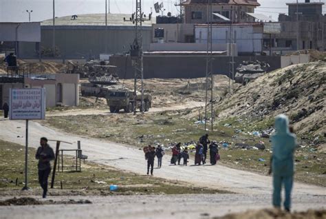 İsrail ordusu Gazze şehrinin güneyinde yardım bekleyen Filistinlilere gerçek mermilerle ateş açtı